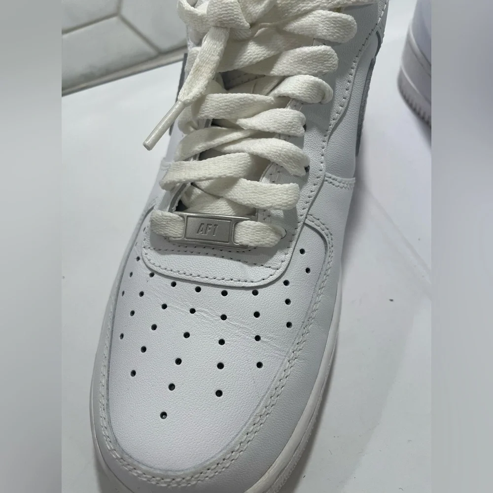Nike Air Force 1 Low Sneakers Size 10 White Woman's DD8959-100 Great Shape